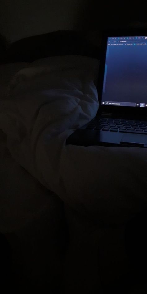 Bed At Night Aesthetic, Snapchat Picture Night Bed, Night Bed Snap, Room Night Snap, Night Room Snap, Laptop At Night, Bed Snap, Laptop In Bed, Life In Usa