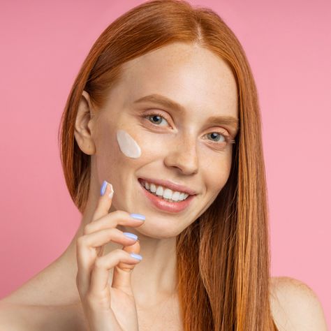 Makeup Artists Swear By This Foundation Hack For Hiding Deep-Set Wrinkles (It Works In Seconds!) - SHEfinds Best Drugstore Primer, Best Face Primer, Best Primers, What Is Makeup, Tinted Primer, Hide Wrinkles, Foundation Tips, Eyeshadow Tips, Moisturizing Foundation