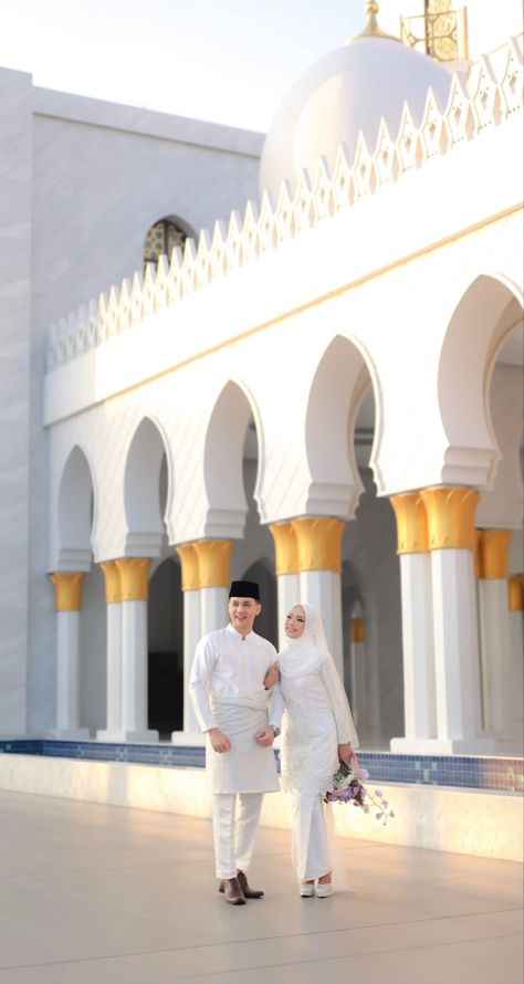 Nikah Masjid, Wedding Malaysia Muslim, Melayu Wedding Dress, Pose Foto Pernikahan, Wedding Malaysia, Melayu Wedding, Muslim Wedding Photos, Muslim Wedding Gown, Nikah Outfit