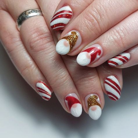 Nome Christmas Nails, Red Santa Nails, Gonks Christmas Nails, Gonk Nail Art, Gnome Nails Christmas, Christmas Gnome Nail Designs, Ginger Bread Nail Designs, Gonk Christmas Nails, Elf Nail Art