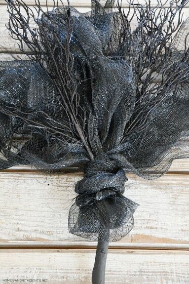 Diy Witch Broom, Diy Halloween Witch, Halloween Witch Brooms, Diy Witch, Halloween Brooms, Black Craft, The Witching Hour, Witch Party, Witch Diy