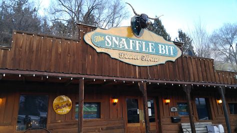 This Rustic Oregon Restaurant In The Middle Of Nowhere Is Worth The Drive Rock Unit, Family On Christmas, Oregon Mountains, Oregon Life, Explore Oregon, Cozy Restaurant, Snaffle Bit, In The Middle Of Nowhere, Middle Of Nowhere