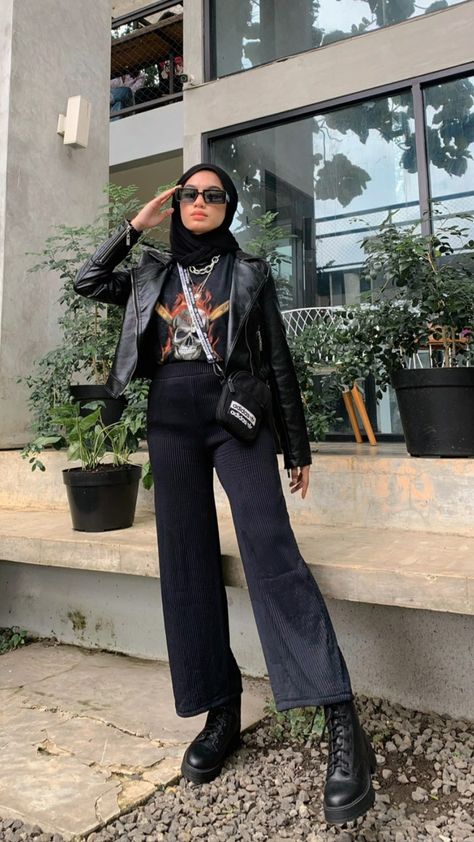 Concert Fits Hijab, Edgy Hijab Outfits, Rock And Roll Outfits Hijab, Hijab Outfit Concert, Outfit Jaket Kulit, Concert Outfit Ideas Hijab, Rock N Roll Outfit, Music Concert Outfit, Aesthetic Outfits Hijab