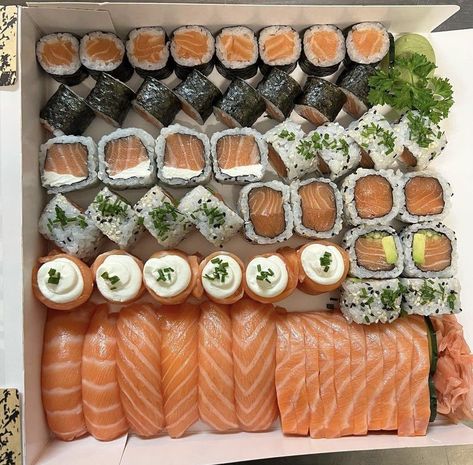 Sweet Sushi, Sushi Aesthetic, Sushi And Sashimi, Sushi Box, Yummy Sushi, Japan Sushi, Food Japan, Food Sushi, Food Babe