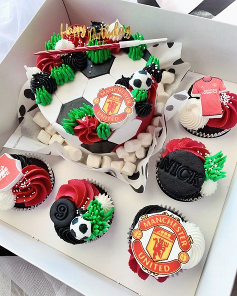 ⚽️Soccer themed mini + 5 cupcakes set ⚽️ #sammicakes #minicakeandcupcakes #cupcakes #minicake #bento #lunchbox #cakedesign #cakedecor #birthday #giftidea #soccer #football #manutd #manchesterunited #boycake #capetown #capetowncake Soccer Cupcakes, Football Cupcakes, Bento Lunchbox, Kid Cupcakes, Cupcake Cake Designs, Football Cake, Football Theme, Football Themes, Themed Cupcakes