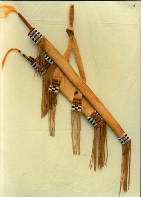 By Jim Lenoch-Cheyenne style quiver Brainstem with arrow cup Bow And Arrow Quiver, Diy Arrow Quiver, Native American Quiver, Leather Arrow Quiver, Native American Breastplate, Native American Bow, Bow Quiver, Native Artwork, Plains Indians