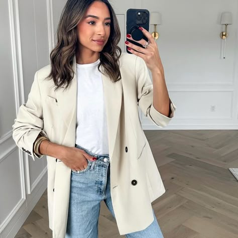 Zara Double Breast Oversized Cream Ecru Blazer Cream Color Jacket Outfit, Ecru Blazer Outfits For Women, Oversize Cream Blazer Outfit, How To Style A Cream Blazer, Ecru Blazer Outfit, Cream Leather Blazer Outfit, Blazer Cream Outfit, Cream Oversized Blazer Outfit, Women’s Blazers