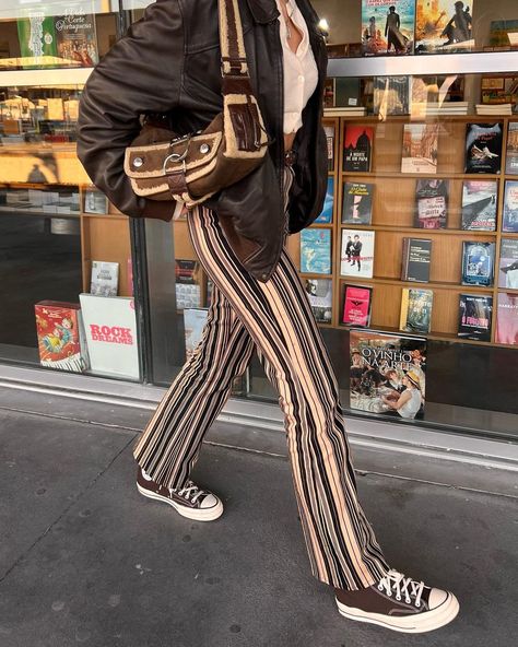 Ines Silva on Instagram: “Book Shopping 📚” Striped Pants Outfit, Stripe Pants Outfit, Brown Pants Outfit, Book Shopping, Winter Pants Outfit, Brown Fits, Fall Fits, Brown Pants, Winter Aesthetic