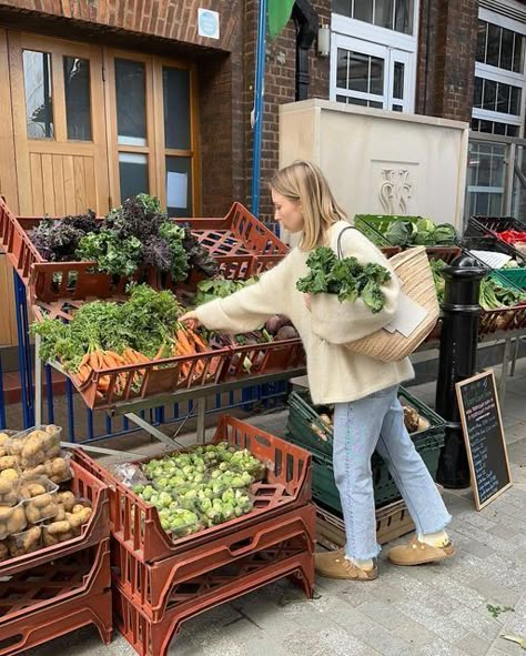 Farmers Market Basket, Farmers Market Outfit Spring, Farmers Market Aesthetic Outfit, Farmer Market Outfit, Farmers Market Pictures, Farmers Market Photoshoot, Aesthetic Farmers Market, Market Photoshoot, Farmers Market Aesthetic