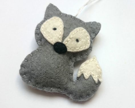 Wildlife ornaments Felt wolf as party favor home decoration Felt Wolf, Wolf Ornament, Christmas Woodland, Fox Ornaments, Felt Sewing, Baby Mobil, Felt Fox, Felt Craft, Felt Projects