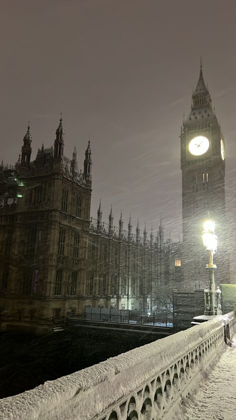 Winter In London Wallpaper, Snow London Aesthetic, Winter In Britain, Uk Snow Aesthetic, English Winter Aesthetic, London During Winter, London Snow Aesthetic, London Luxury Lifestyle, London Cristhmas Aesthetic