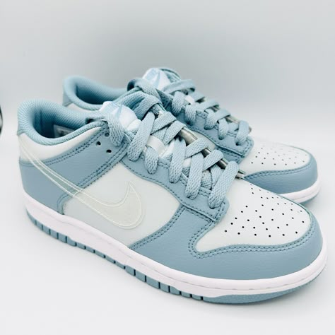 Dunk Low Aura Clear, Aura Blue, Shoes For School, Trendy Shoes Sneakers, Nike Fashion Shoes, Preppy Shoes, Pretty Shoes Sneakers, All Nike Shoes, Shoes Teen