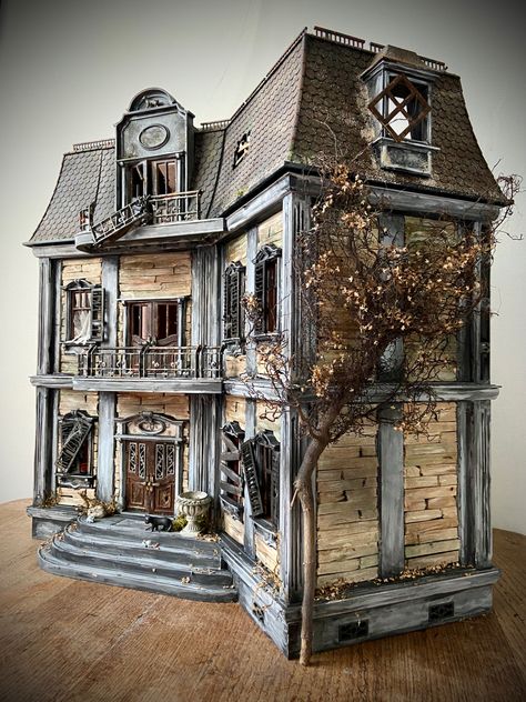 Miniature Horror, Dollhouse Exterior Ideas, Haunted House Inspiration, Spooky Dollhouse, Halloween Haunted House Diy, Dollhouse Exterior, Dollhouse Plans, Cardboard Gingerbread House, Dollhouse Makeover