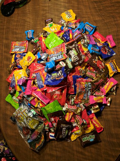 MNSSHP 2018 Candy Haul Halloween Candy Aesthetic, Candy Haul, Y2k Candy, Fall Pajamas, Halloween Nostalgia, Candy Pictures, Stick O, Y2k Nostalgia, Halloween Beauty