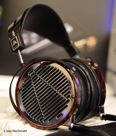 Retro Headphone, Audiophile Headphones, Hifi Audiophile, Audiophile Speakers, Headphones Design, Best Headphones, Wired Headphones, Hifi Audio, Arab Emirates