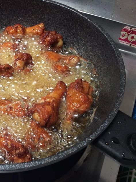 Oil Fried Chicken, How To Fry Chicken, Chicken In A Pan, Fried Meat, Fry Chicken, Cooking Photos, Chicken Recipies, Pan Fried Chicken, Chicken Entrees