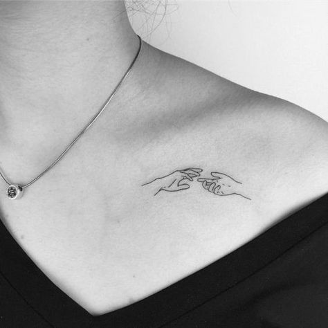 Minimalist hands on the collar bone |  | www.otziapp.com Tattoo Modern, Shape Tattoo, Tattoo Zeichnungen, Inspiration Tattoos, Cat Tattoos, Disney Tattoo, Tattoo Girls, Tiny Tattoo, Diy Tattoo