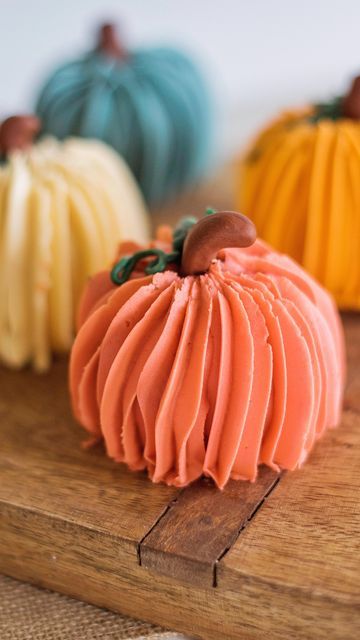 Courtney Rich on Instagram: "Comment PUMPKINS 👇🏻 for a link to the recipe and the mini bundt cake pan.   Also grab the @wiltoncakes 1M piping tip, a leaf tip, and either fondant (or even Tootsie Rolls) for the stem 🤗  Cutest little pumpkins for fall!  Happy baking!   #cakebycourtney" Pumpkin Shaped Cake, Piping Buttercream, Pumpkin Smash, Pumpkin Bundt Cake, Mini Bundt, Pumpkin Cake Recipes, Mini Bundt Cakes, Bundt Cake Pan, Pumpkin Birthday