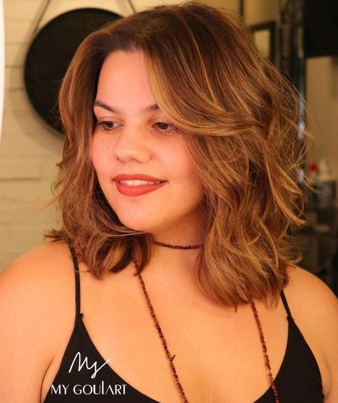 Cabelo Plus Size, Best Haircut For Round Face, Haircut For Round Face Shape, Haircut For Round Face, Haircuts For Round Face Shape, Shaggy Lob, Shoulder Length Wavy Hair, Medium Length Hairstyle, The Best Haircut