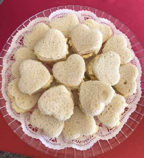 Heart Food Valentines, Heart Shape Sandwiches, Heart Shaped Party Food, Valentines Sandwiches, Heart Shaped Sandwiches, Heart Shaped Foods, Bridal Shower Sandwiches, Heart Sandwiches, Valentines Picnic