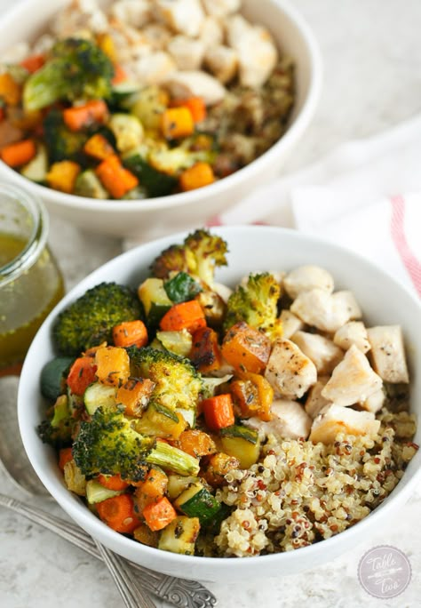 A fun way to eat your veggies and favorite grain and protein in one large bowl! Roasted Vegetables And Chicken, Roast Chicken And Vegetables, Quinoa Bowls, Vegetable Quinoa, Chicken Quinoa, Quinoa Healthy, Quinoa Bowl, Veggie Bowl, Quinoa Recipes