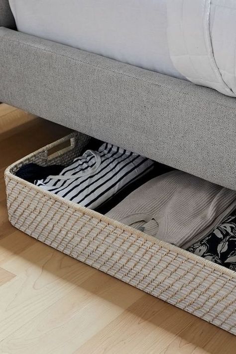 Small Bedroom Storage Ideas Tiny Space Hacks, Understairs Pantry, Under Bed Basket, Studio Apartment Hacks, Cabin Guest Bedroom, Blanket Storage Ideas, Diy Storage Hacks, Small Bedroom Hacks, College Storage