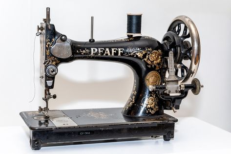 Pfaff Sewing Machine Tutorials, Craft Diy Ideas, Sewing Machine Tension, Pfaff Sewing Machine, Big Needle, Sewing Machine Brands, Sewing Machine Repair, Editing Lightroom, Old Sewing Machines