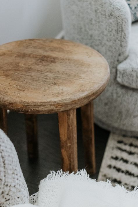 Bar Stool Hack, Easy Diy Side Table, Stool Nightstand, Diy Bar Stool, Side Table Diy, Round Swivel Chair, Diy Bar Stools, Small Round Side Table, Round Wood Side Table