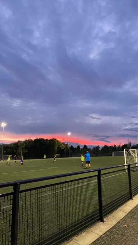 #football #sunset #training #foryoupage Football Training Aesthetic, Football Sunset, Aesthetic Football, Aesthetic Workout, Aesthetic Rooms, Football Training, Football Field, Soccer Pictures, Guy Pictures