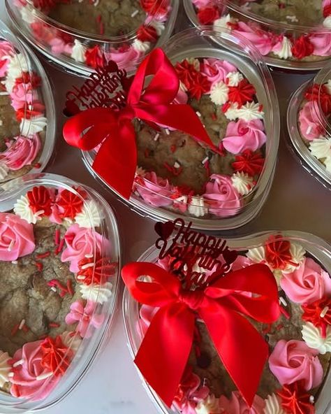 Andrea Liberty | Minis are the cutest Valentine!���💌 Only 3 still AVAILABLE for pick up tomorrow! $10 each💘 | Instagram Vday Dessert Ideas, V Day Treats, Valentines Dipped Treats, Valentine Days Desserts, Valentines Things To Sell, Valentines Cakepops Ideas, Valentine’s Day Oreos, Valentines Day Treat Box Ideas, Valentines Treat Box Ideas