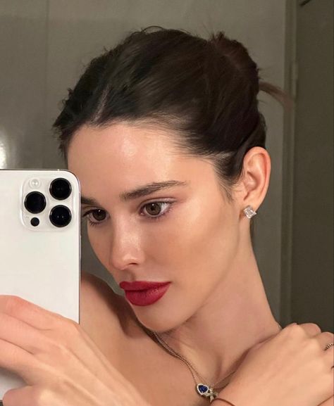 Red Lipstick Outfit, French Girl Makeup, French Makeup, Typa Girl, Shoot Makeup, Red Lipstick Makeup, Beauty Goals, Red Lip, Lipstick Makeup