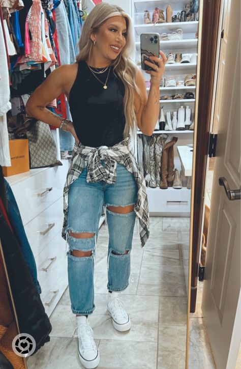 Bodysuit And Ripped Jeans Outfit, Bodysuit And Mom Jeans Outfit, Converse And Mom Jeans, Jeans And A Bodysuit Outfit, Body Suit And Mom Jeans Outfit, Jeans To Wear With Platform Converse, Outfits For Denim Jackets, Bodysuit And Jeans Outfits Casual, Baggy Jeans And Vans Outfit