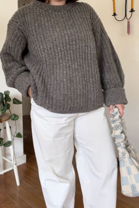 Casual style chunky knit sweater cozy fall style midsize Stockholm Style Midsize, Copenhagen Style Midsize, Scandinavian Aesthetic Fashion, Chunky Knit Sweater Outfit, Style Midsize, Cozy Sweaters Outfits, Knit Sweater Outfit, Midsize Outfits, Stockholm Style