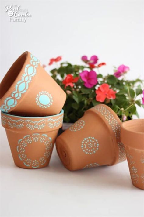 Painting with Stencils on Terra-Cotta Pots - Filling both your indoor and outdoor spaces with plants renews your soul. However, mass-produced plant pots can get a little boring. Luckily, decorating your clay planter pots is fun, easy, and budget-friendly. Painted plant pots are also excellent gifts. To keep your plant-centered decor interesting, check out these 23 flower pot painting ideas. Inexpensive Crafts, Container Ideas, Mason Jar Vases, Painted Plant Pots, Painted Clay Pots, Painted Terra Cotta Pots, Flower Pot Crafts, Diy Flower Pots, Fabulous Diy