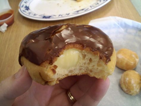 Dunkin' Donuts Flavors, In Order Of Greatness Boston Cream Pie Recipe, Boston Cream Donut, Cream Filling Recipe, Cream Donut, Donut Flavors, Cheesecake Squares, Boston Cream Pie, Boston Cream, What's For Breakfast