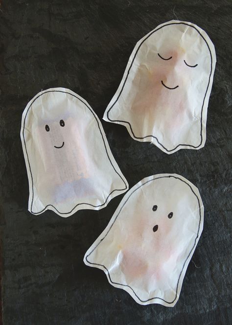 Make these cute ghost treat bags from a paper bag in just a few minutes! #halloween #crafts #paperbagcrafts Diy Treat Bags Halloween, Diy Treat Bag, Ghost Treats, Diy Halloween Candy, Ghost Bag, Ghost Diy, Paper Bag Crafts, Halloween Treat Bags, How To Make Diy