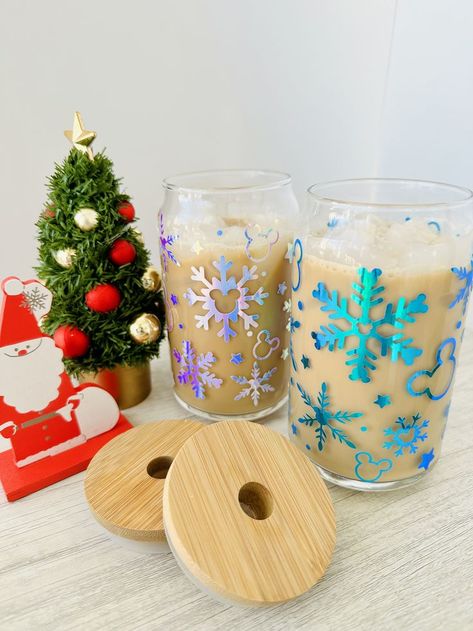 16oz can-style glass decorated with a cute and cute mouse mouse ears snowflakes design. Accessorize with matching bamboo lid & glass straw. Soda Cocktails, Snowflakes Design, Holographic Blue, Christmas Cups, Glass Bottle Diy, Diy Glass Bottle Crafts, Etsy Diy, Custom Tumbler Cups, Glass Bottle Crafts