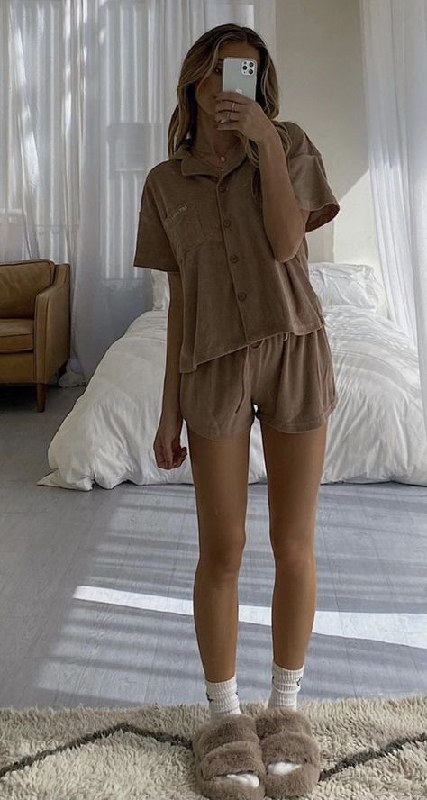 Sleep Outfit Aesthetic, Classy Loungewear, Pajamas Aesthetic, Money Clothes, Pajama Fashion, Sleepwear Fashion, Aesthetic Fits, Cute Pajamas, Girls Pajamas