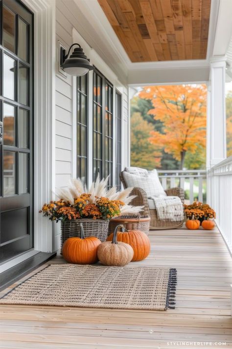 Large Front Porch Halloween Decor, Small Porch Autumn Decor, Large Front Porch Fall Decor, Minimalist Fall Porch Decor Ideas, Fall Porch Inspiration, Fall Halloween Porch Decor, Mabon Ideas, Autumn Front Porch Decor, Simple Fall Porch