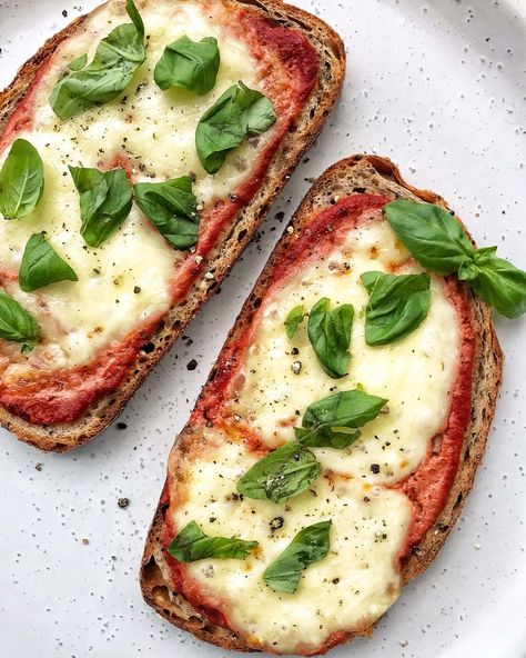 Benefits Of Sourdough Bread, Benefits Of Sourdough, Healthy Toast Toppings, Pizza Toast, Bread Toppings, Healthy Toast, Sourdough Sandwich, Sourdough Pizza, Pizza Margherita