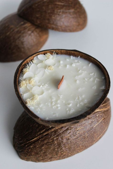 Diy Candles Video, Coconut Shell Candle, Handmade Candles Diy, Soya Mumu, Homemade Scented Candles, Candle Projects, Candle Crafts Diy, Diy Kosmetik, Shell Candles