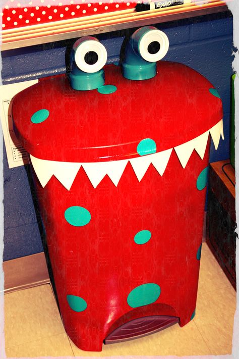 Monster Trash Can with PVC pipe eyes! CUTE! I either want to do a monster theme next year or an "up" theme!! Monster Theme Classroom, Monster Classroom, Clay Monster, Monster Room, Diy Classroom Decorations, Monster Theme, Up Theme, Diy Classroom, Monster Birthday