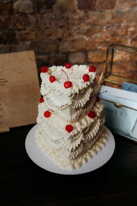 Wedding Cake Inspiration Rustic, Old Fashion Cake Design, Retro Cake Wedding, White Wedding Cake With Cherries, Tiered Heart Wedding Cake, Retro Bridal Party, Texas Grooms Cake, Wedding Cake Inspo 2 Tier, Two Tiered Vintage Cake