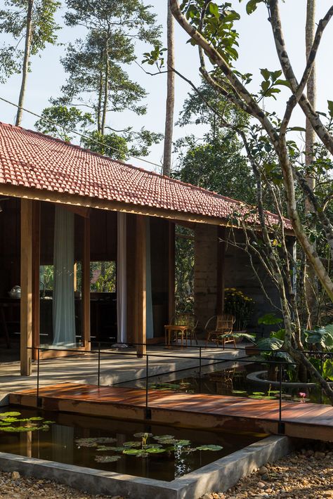 Tropical Home Exterior, Tropical Houses Architecture, Tropical House Design, Comfort Place, Tropical Architecture, Kerala Houses, Weekend House, Tropical House, Timber House