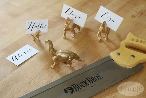 Diy Place Cards, Easy Diy Decor, Diy Business Cards, Winter Table, Deco Originale, Gold Diy, Photo Holder, Plastic Toys, Decor Table