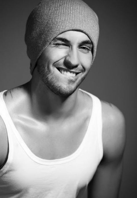 That smile ;) Guys In Beanies, Nicole Williams, Male Clothes, كريستيانو رونالدو, The Perfect Guy, White Photo, Male Models, A Black, Pretty People