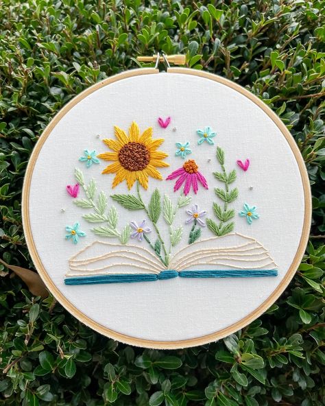 Fun fact: this hoop fell of the face of the planet until I realized that I literally filmed a video of myself putting it into a tote bag that I stitched. Lol. I was looking for it for days. 🙃 anyways, the pattern is available in my shop for the bookish girlies! 🫶🩷🫵📖🌻 Bookish Embroidery Designs, Book Embroidery Pattern, Book Embroidery, Top Halloween Costumes, Beautiful Sunflowers, Simple Stitch, Basic Embroidery, Wedding Hankies, Stitch Guide