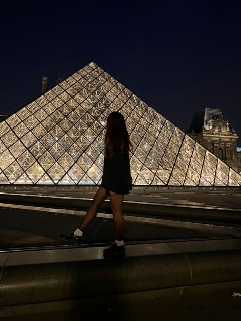 Louvre musee at night❤️ The Louvre At Night, Paris At Night Aesthetic, Louvre At Night, Paris Switzerland, Louvre Aesthetic, Paris Aesthetic Night, Vodka Jelly, Paris Photo Ideas, Paris Travel Guide