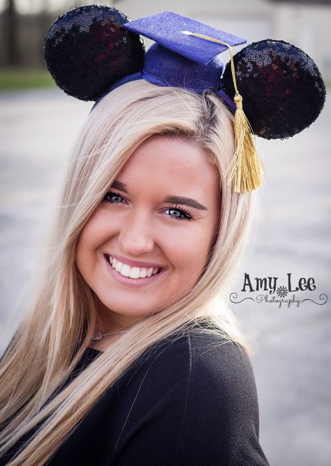 College Graduation Photoshoot Ideas, Disney Bands, Graduation Pictures High School, Spring Senior Pictures, Senior Year Pictures, Disney Graduation, College Graduation Photoshoot, College Graduation Photos, College Graduation Pictures