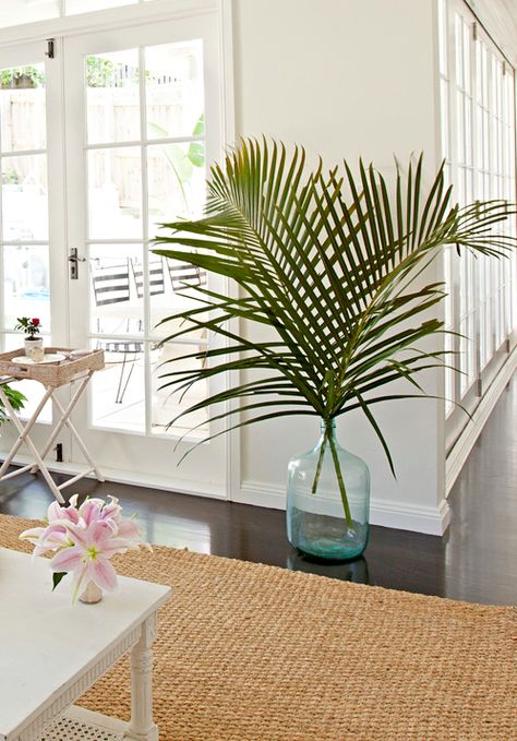 Dramatic palm leaf fronds to green up a space coastal style. Shop Faux Palm Leaf Fronds and Glass Vases, featured on Completely Coastal. Vintage Tropical Decor, Palm Leaf Decor, Kentia Palm, Tropical Interior, Tropical Bedrooms, Popular Interior Design, Tropical Home Decor, Plant Shop, Tropical House